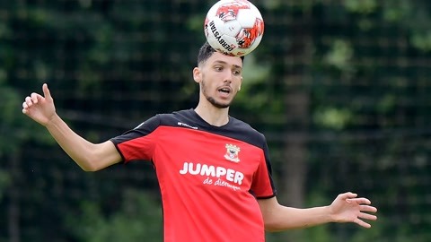 刻头球破门 刻头球破门